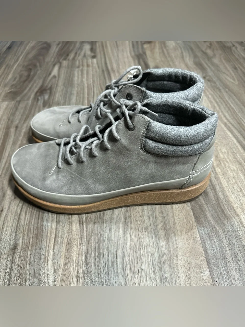 Birkenstock Men's Gray Suede Chukka Boots with Cork-Look Sole